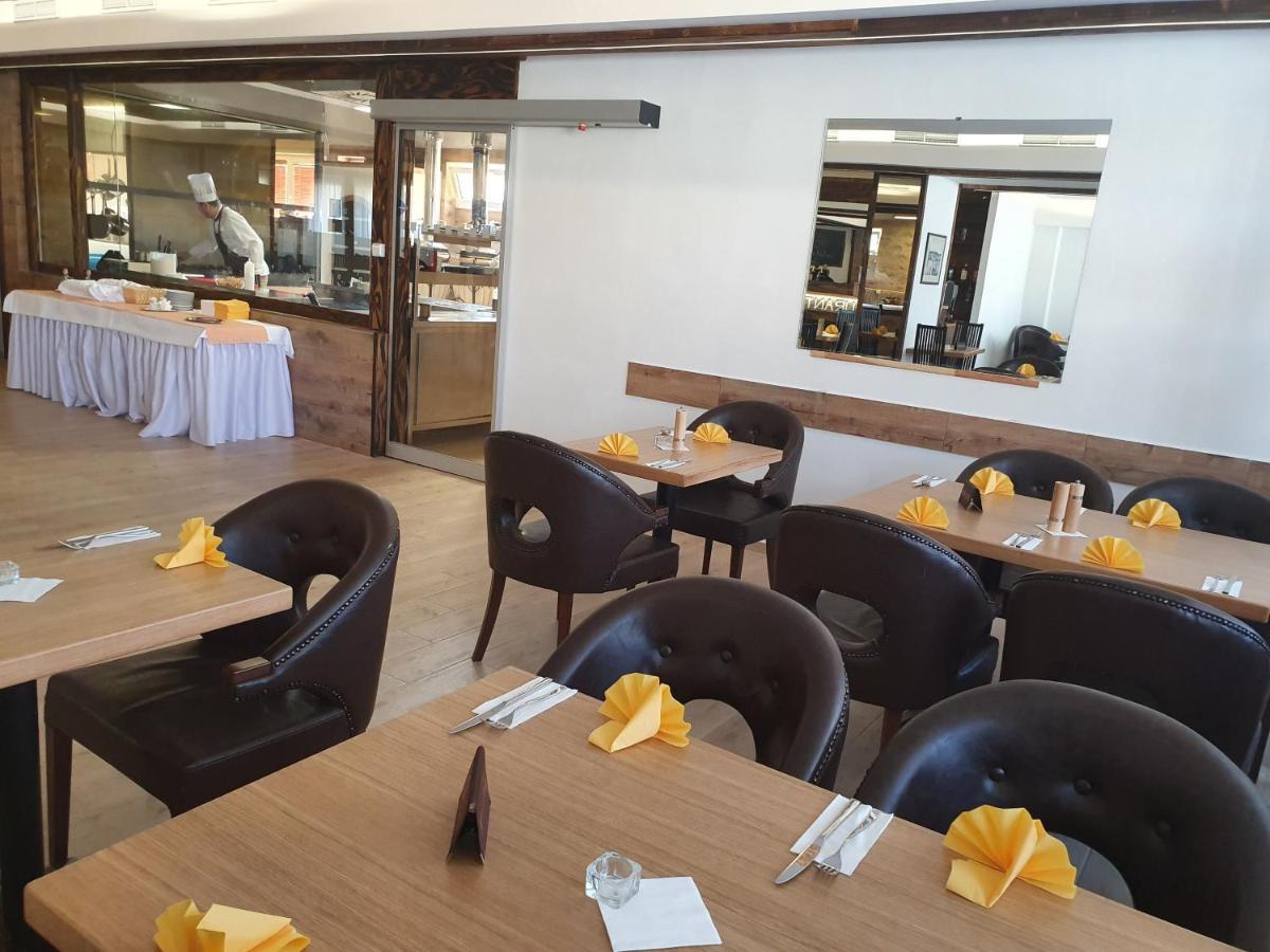 Hotel Frymburk Ngoại thất bức ảnh