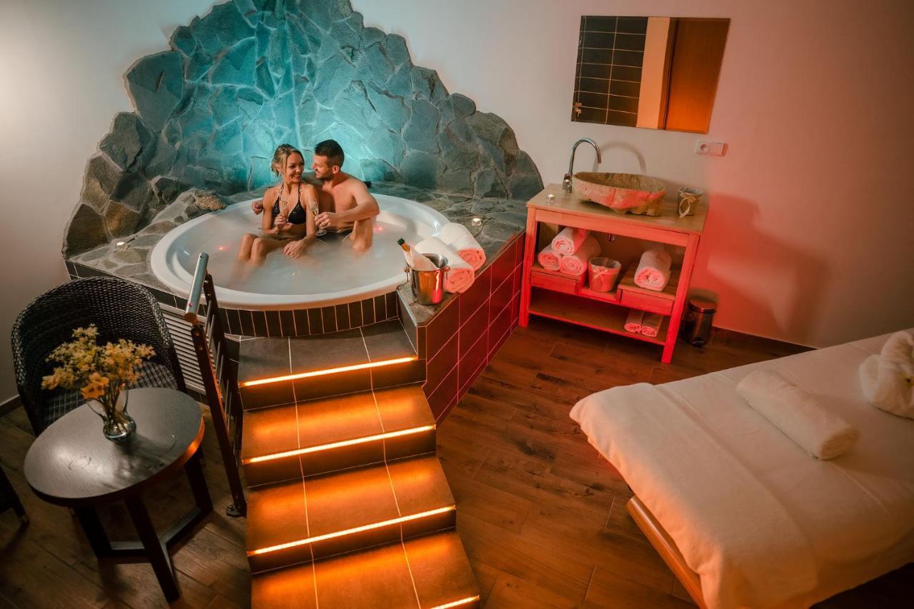 Hotel Frymburk Ngoại thất bức ảnh